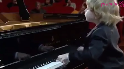 No momento em que o pequeno pianista desmaia enquanto se apresenta!