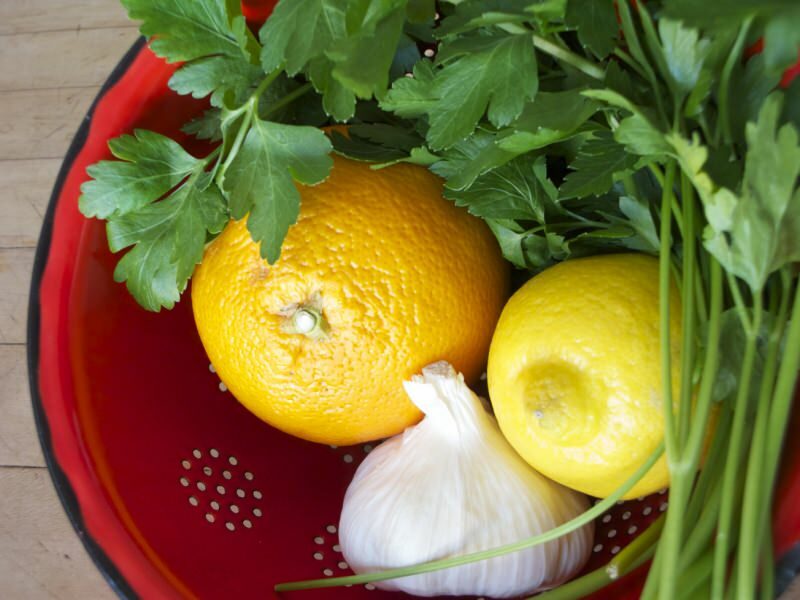 Como curar salsa limão e alho?