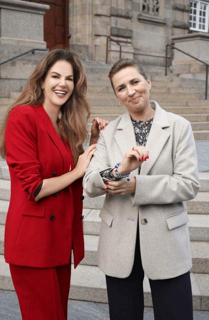 Tülin Şahinden Primeira-ministra dinamarquesa Mette Frederiksene talão de mau-olhado