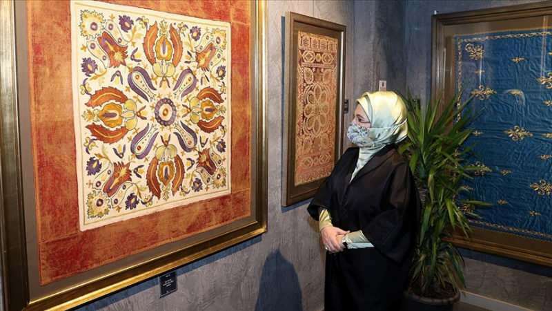 A primeira-dama Erdoğan visitou a exposição "The Stitch Touching the Heart"!