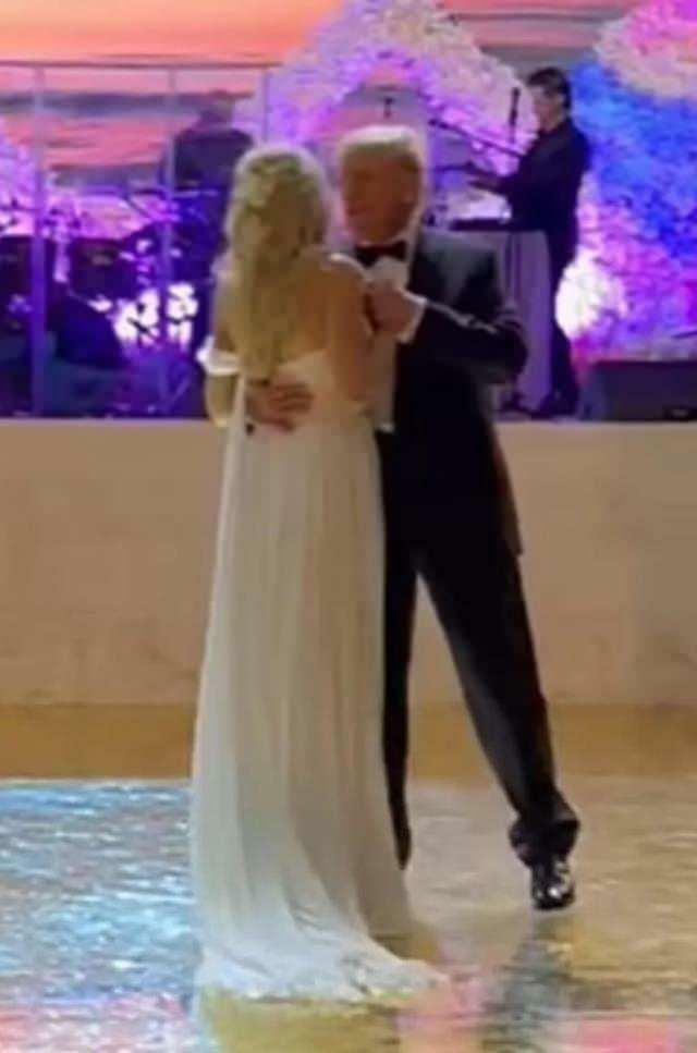 Tiffany dançou com seu pai