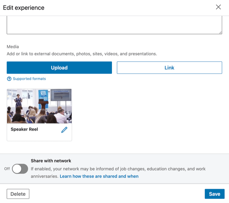 seção de experiência do LinkedIn mostrando a opção de enviar um vídeo externo, entre outros itens