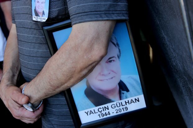 Mestre ator Yalçın Gülhan adeus com lágrimas