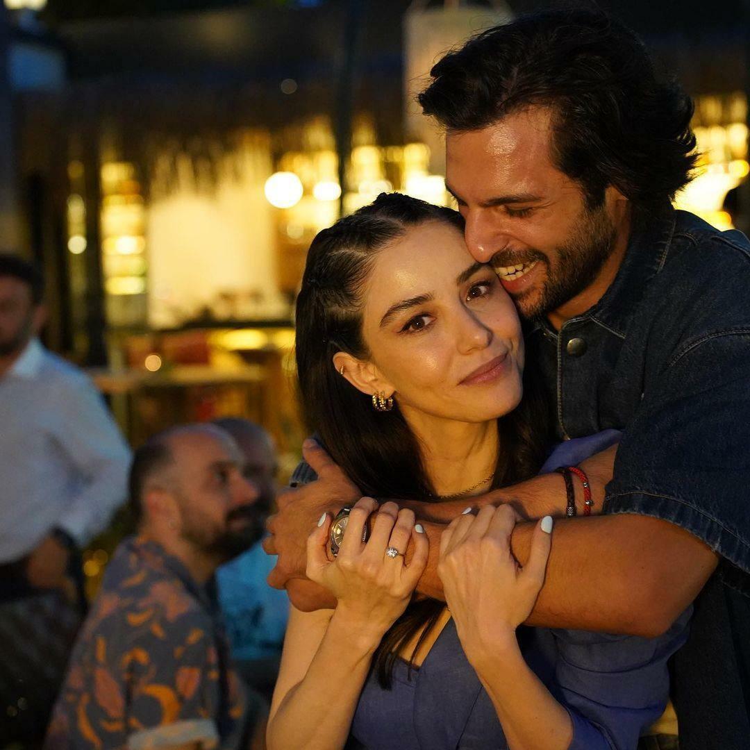 O presente de casamento de Özge Gürel e Serkan Çayoğlu de seus fãs os fez sorrir