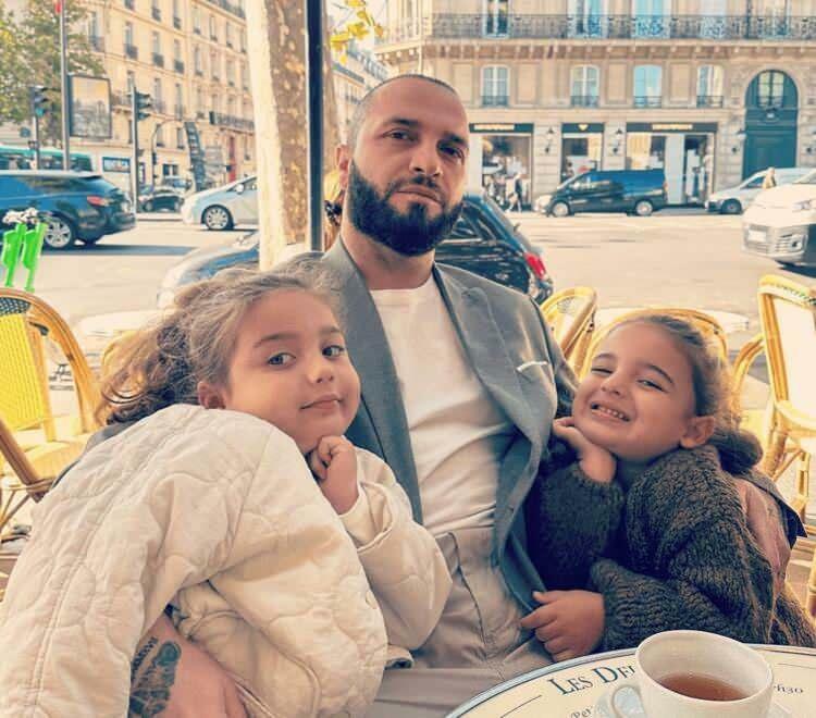 Berkay e suas filhas