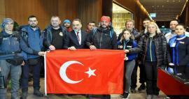 Palavras de elogio das equipes estrangeiras de busca e resgate aos turcos: Eles dormiram na rua por dias!