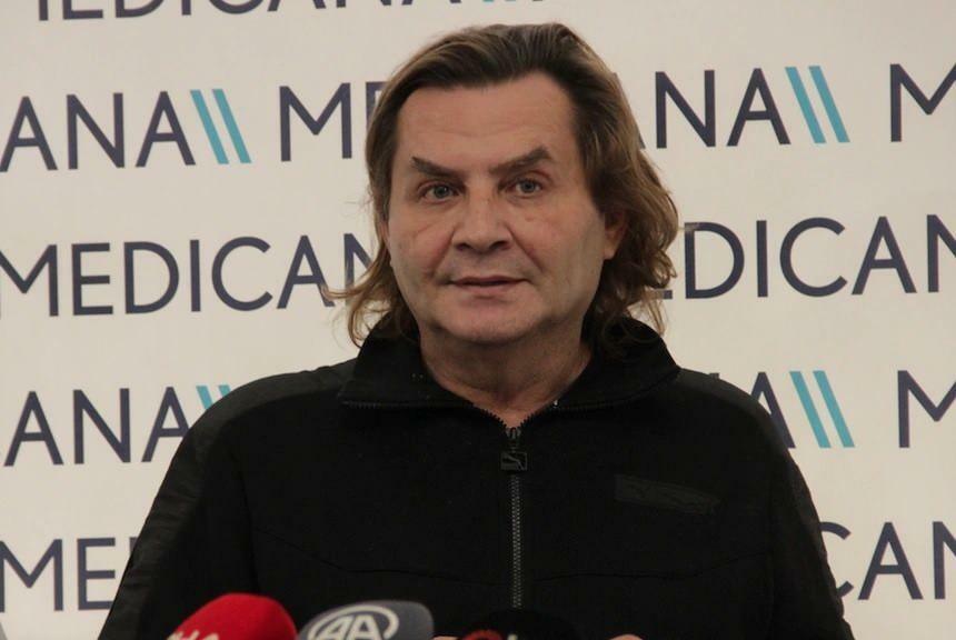 Armağan Çağlayan recebe alta do hospital