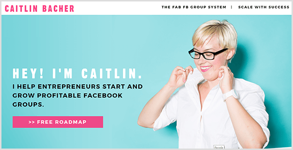 O site de Caitlin Bacher tem um fundo azul-petróleo com uma foto de Caitlin puxando a gola da camisa. O texto em preto diz: Ei, eu sou Caitlin e ajudo empreendedores a criar grupos lucrativos no Facebook.
