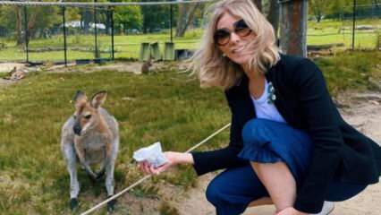 A atriz Zerrin Tekindor alimentou um canguru com suas próprias mãos!