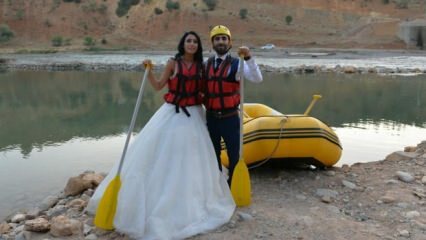 Casal louco feito rafting com vestido de noiva e noivo