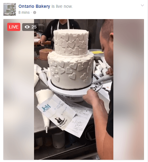 Esta transmissão ao vivo permite que os espectadores vejam como a padaria decora bolos de casamento.