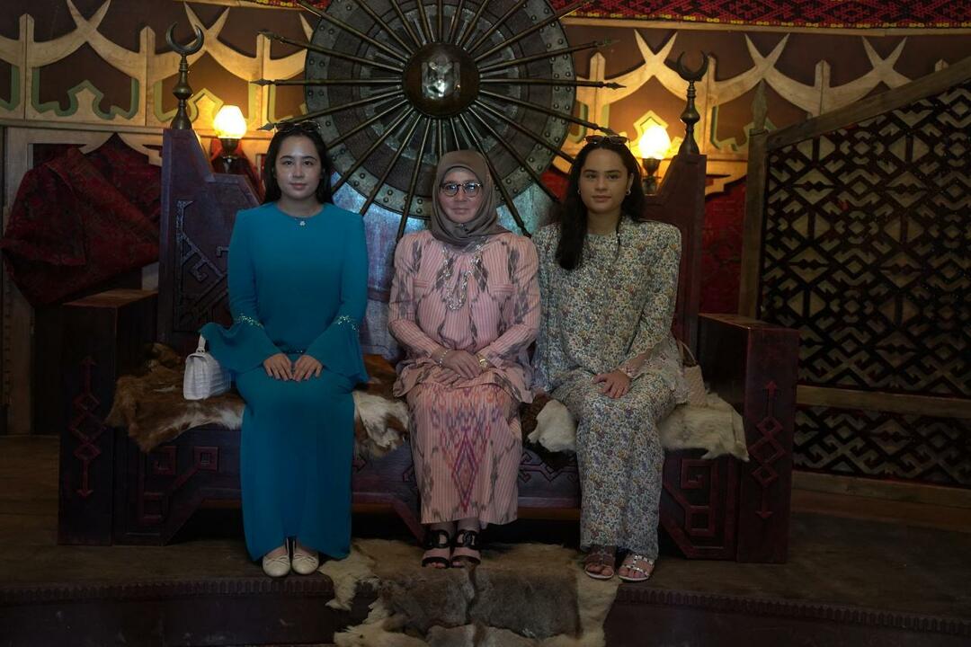 A Rainha da Malásia visitou o set da série de TV Estabelecimento Osman - Notícias 7 CULTURA