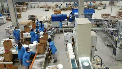 Todos os funcionários desta fábrica, da embalagem ao carregamento, são mulheres!