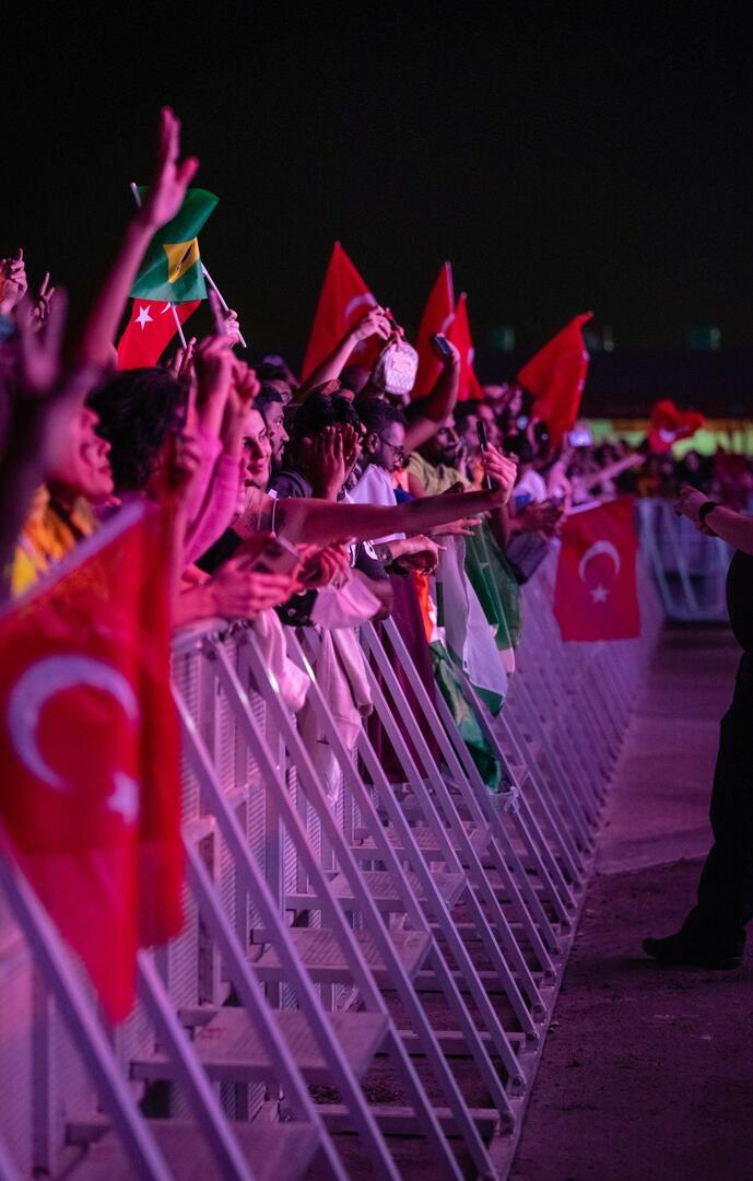 Zeynep Bastik encontrou seus fãs no Catar