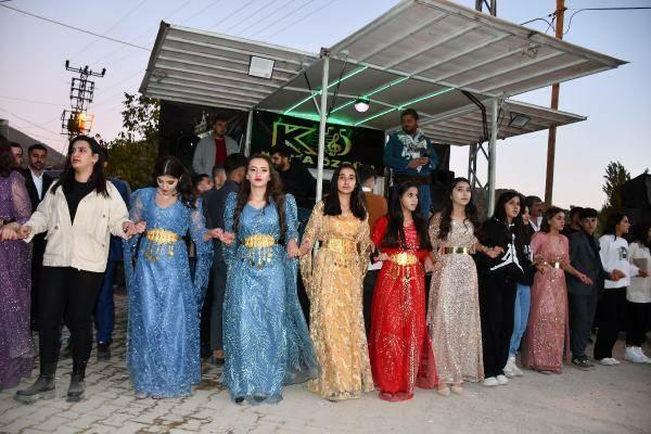 Quilos de ouro foram pendurados no casamento tribal em Şırnak