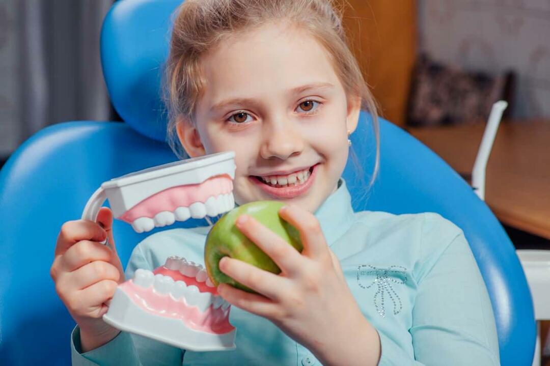 Como deve ser o atendimento odontológico para crianças em idade escolar?