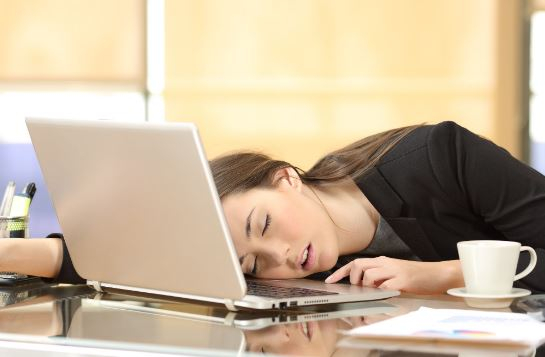 ataques repentinos de sono no ambiente de trabalho podem causar doença do sono excessiva