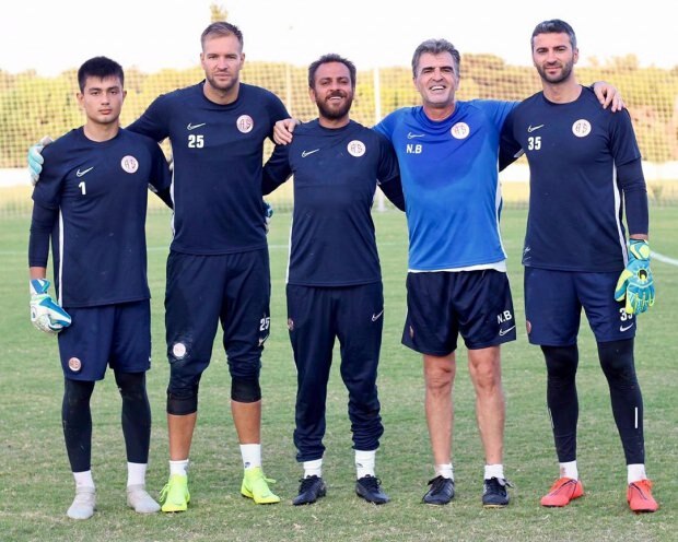 Erkan Kolçak Köstendil treina com jogadores de futebol do Antalyaspor