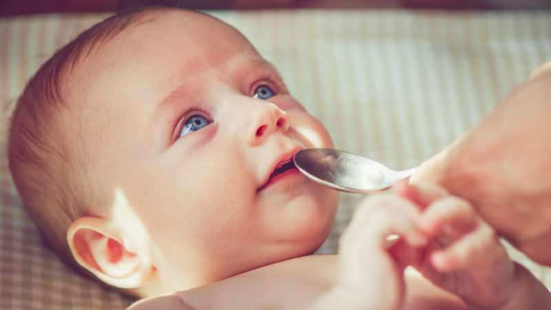 O bebê deve receber água para bebês alimentados com fórmula