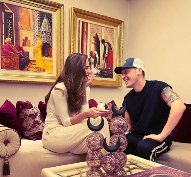 A partilha que entusiasma Mesut Özil e sua esposa Amine Gülşe!