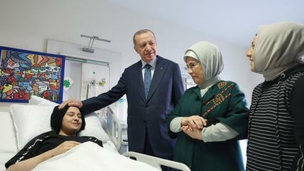 O presidente Erdoğan e sua esposa Emine Erdoğan se reuniram com os filhos do desastre