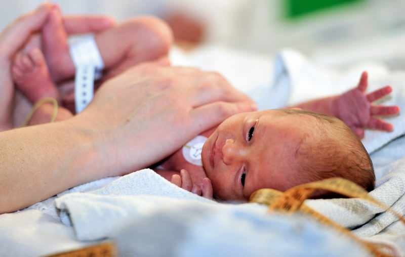 Quantos dias os bebês recém-nascidos ficam na incubadora?