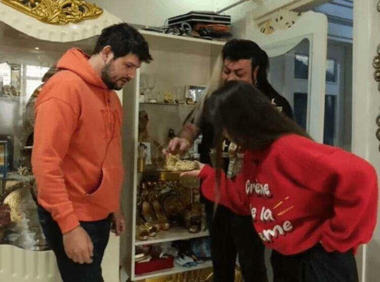 Fırat Albayram e Ceyda Town Cobra visitaram a casa de Murat 