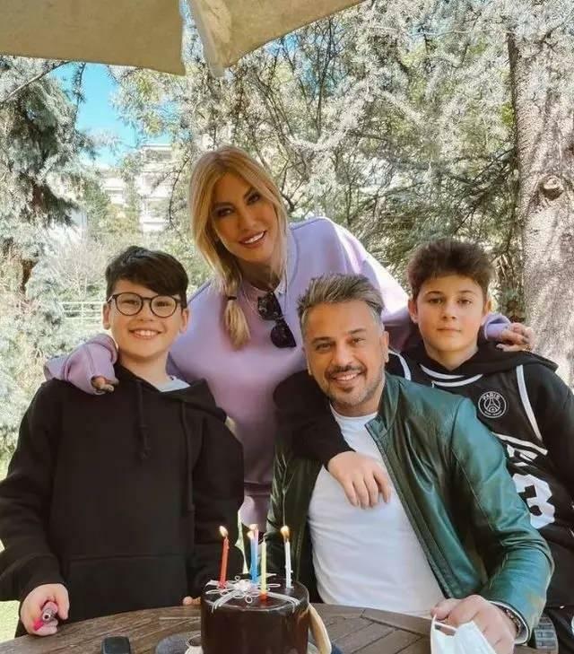 Emre Altuğ Çağla Şıkel e seus filhos