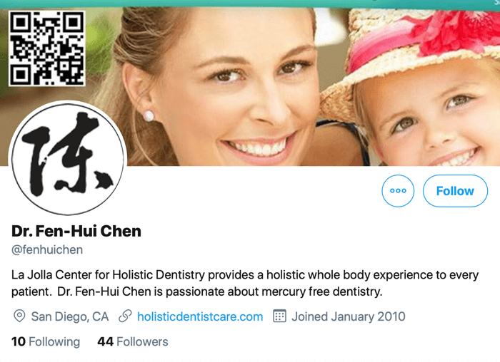 captura de tela do perfil do Twitter de @fenhuichen com um link para o site dela onde as informações de contato e agendamento de compromissos estão disponíveis