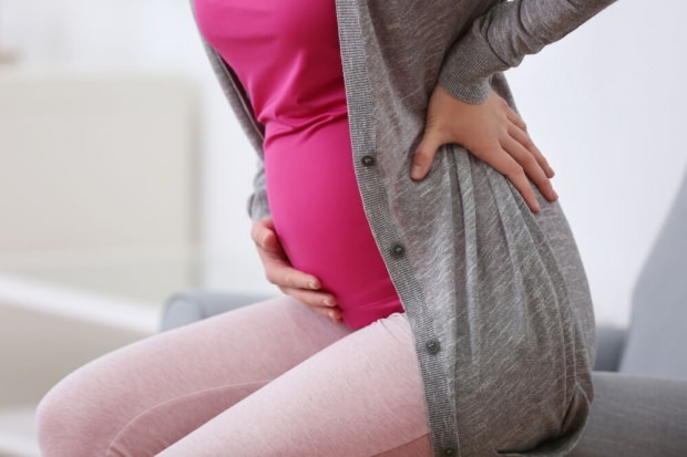Como as mulheres grávidas devem se curvar?