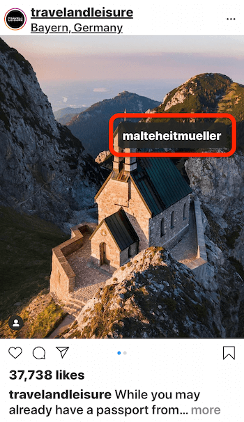 postagem do instagram por @travelandleisure mostrando a foto de uma casa na beira de uma montanha com vista para a água marcando @malteheitmueller na imagem