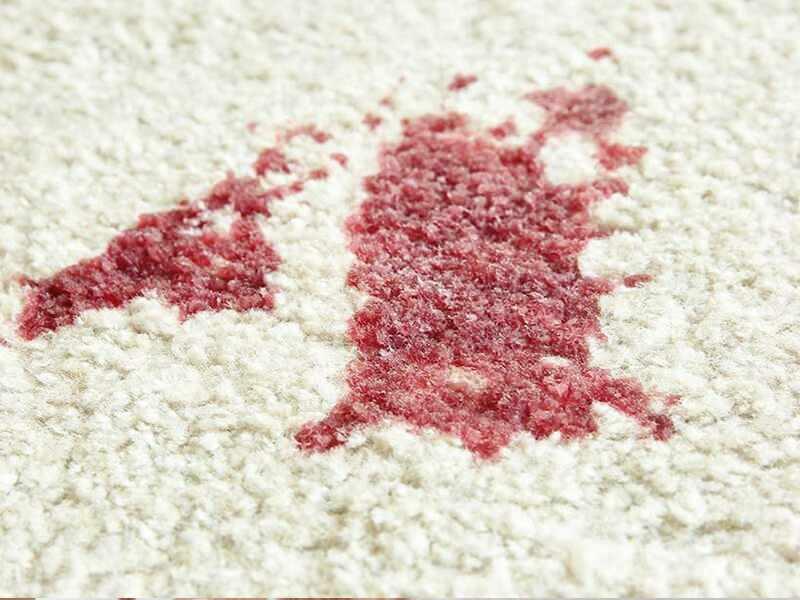como remover manchas de amora do carpete