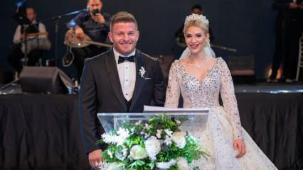 Os ex-concorrentes do Survivor İsmail Balaban e İlayda Şeker em um casamento em Antalya