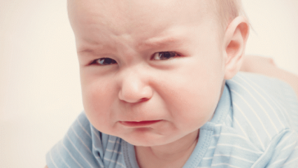Por que os bebês vomitam depois de comer?