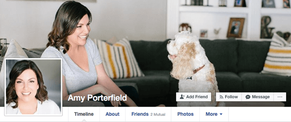 Amy Porterfield usa imagens casuais para seu perfil pessoal no Facebook que ainda funcionaria em contextos de negócios.