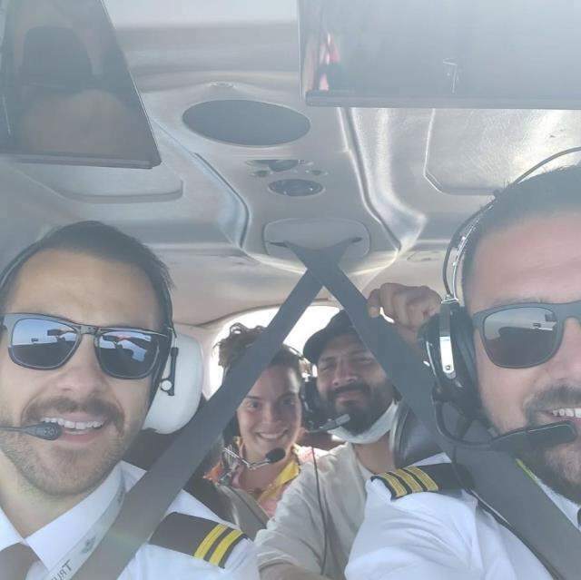 O piloto Ümit Erdim voou com nomes famosos em sua primeira viagem! Oğuzhan Koç e Demet Özdemir ...