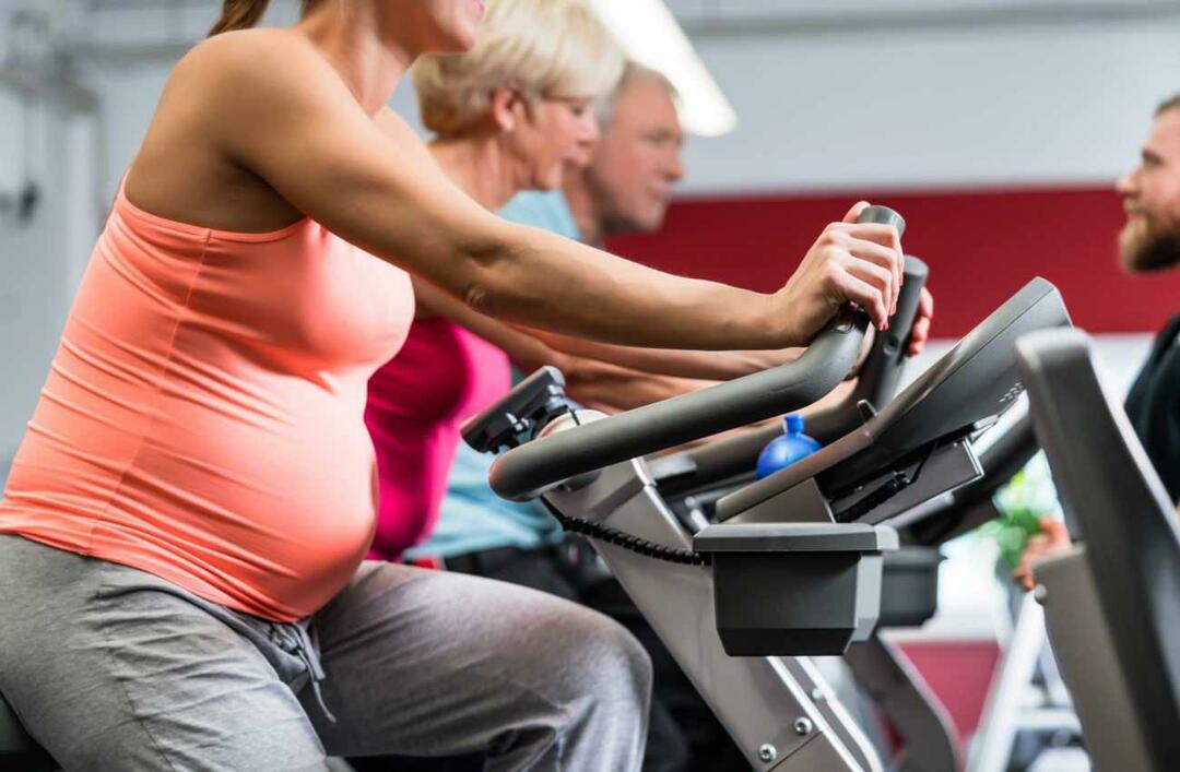 mulher grávida se exercitando