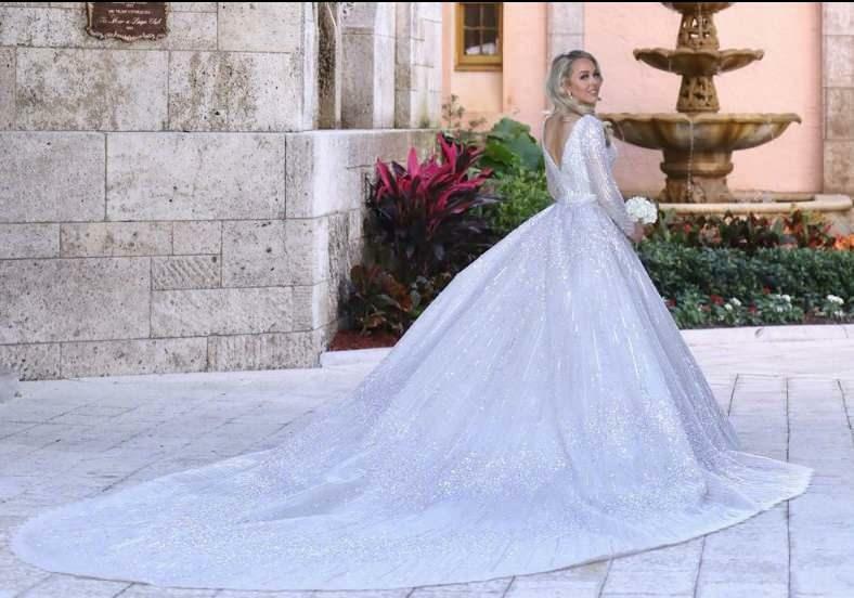 O vestido de noiva de véu longo de Tiffany Trump foi muito popular