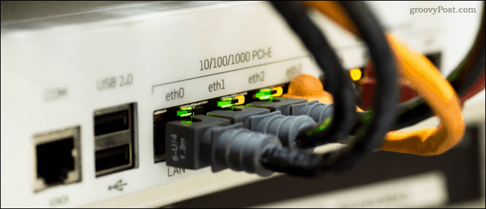 Cabos Ethernet conectados a um switch de rede