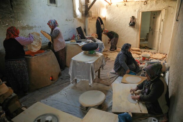 Mulheres fazendo pão tandoor