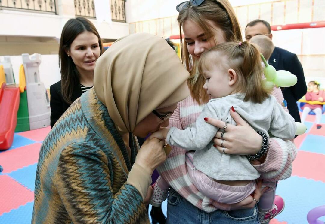 Emine Erdoğan se encontrou com crianças órfãs trazidas da Ucrânia