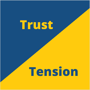 Esta é uma ilustração quadrada do conceito de marketing de confiança e tensão de Seth Godin. O quadrado é um triângulo azul no canto superior esquerdo e um triângulo amarelo no canto inferior direito. No triângulo azul, o texto amarelo diz Confiança. No triângulo amarelo, o texto em azul indica Tensão.