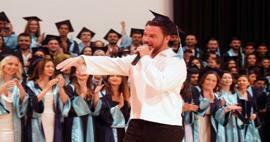 Vento Sinan Akçıl no Egeu! A famosa cantora compartilhou a alegria dos recém-formados