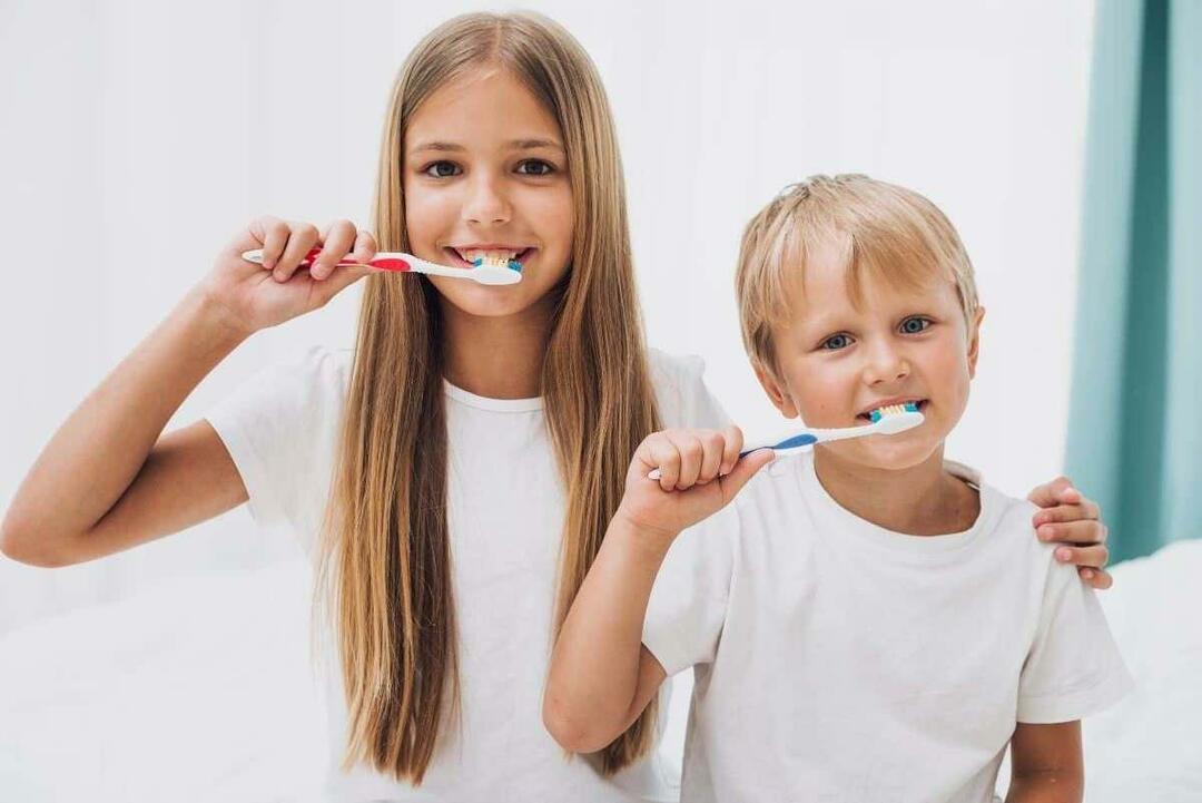 Escolhendo a escova de dentes e a pasta certas 