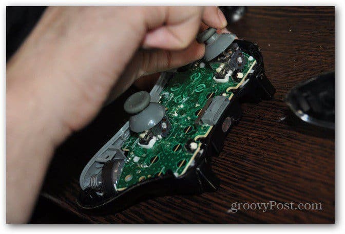 Altere os polegares analógicos do controlador Xbox 360 para tirar gravetos antigos