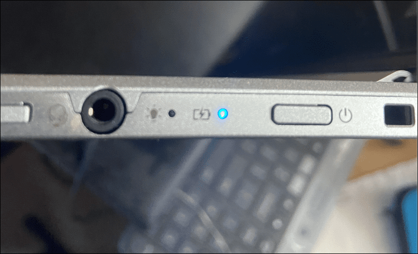 lado do botão liga / desliga corrigir uma tela preta do Chromebook