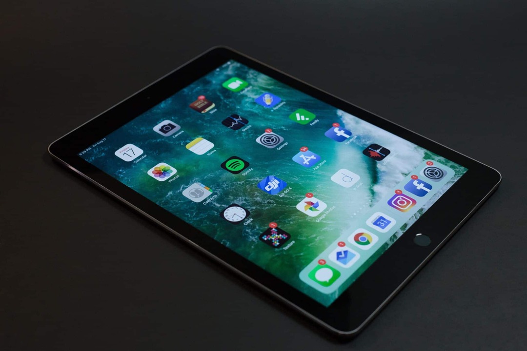 Um iPad em uma mesa preta