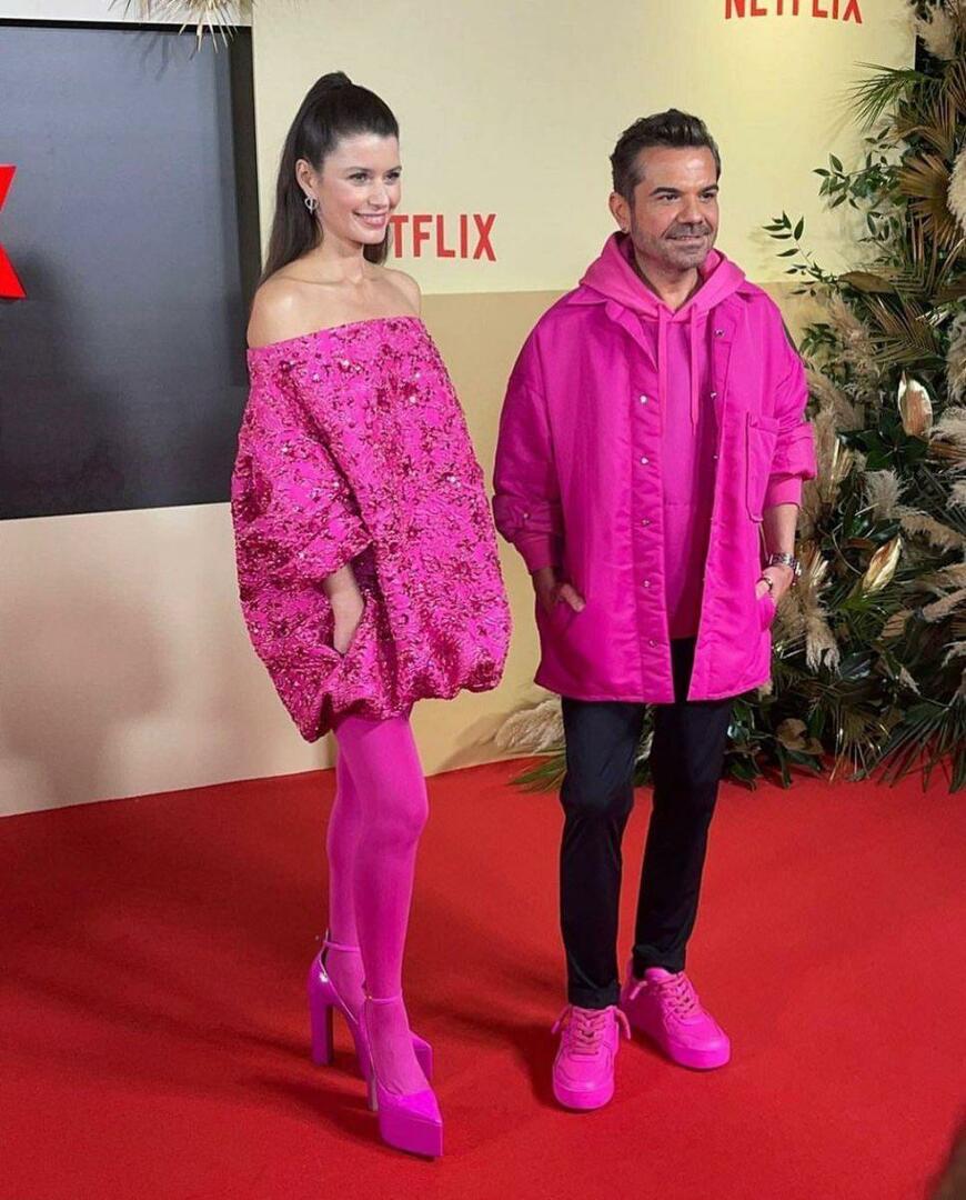 Beren Saat e Kenan Doğulu agitaram as redes sociais com sua combinação rosa