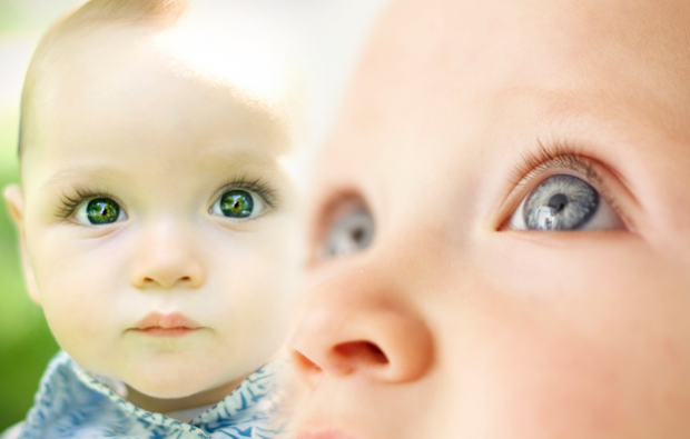 cor dos olhos em bebês