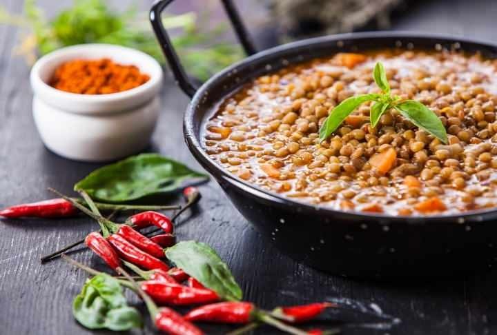 Quantos minutos as lentilhas cozinham em uma panela normal?